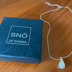 Pearl drop necklace from Snö of Sweden